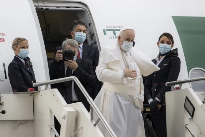 Papa Francisco comienza su viaje a Chipre y Grecia tras encontrarse con refugiados en Italia