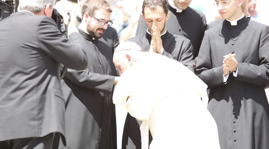 El Papa Francisco besa las manos de un sacerdote recién ordenado. Crédito: Daniel Ibáñez / ACI Prensa