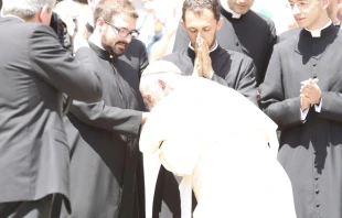 El Papa Francisco besa las manos de un sacerdote reciu00e9n ordenado. Cru00e9dito: Daniel Ibu00e1u00f1ez / ACI Prensa 