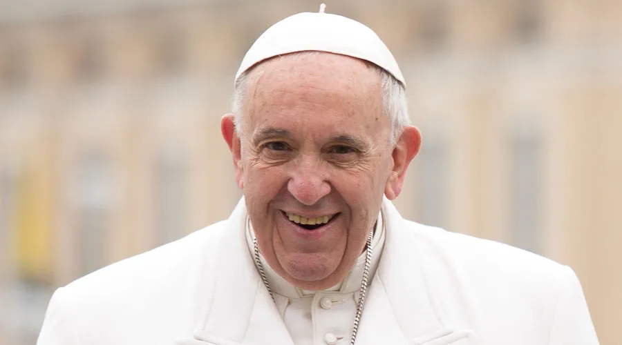 Papa Francisco llama por sorpresa a niño ciego que le escribió contándole su sueño