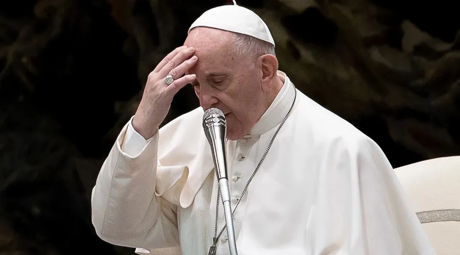 Papa Francisco reza. Crédito: Daniel Ibáñez / ACI Prensa