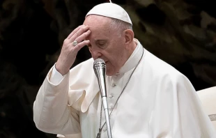 Papa Francisco reza. Cru00e9dito: Daniel Ibu00e1u00f1ez / ACI Prensa 