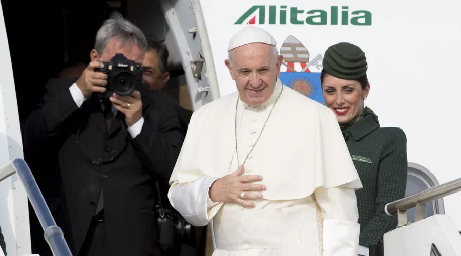 El Papa Francisco aborda el avión que lo llevaría a Génova en junio de 2018. Foto: Daniel Ibáñez / ACI Prensa