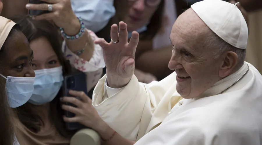 El Papa Francisco saluda a fieles en el Vaticano. Crédito: Daniel Ibáñez / ACI Prensa