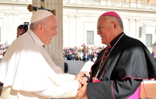 El Papa Francisco y Mons. Demetrio Fernu00e1ndez. Cru00e9dito: Diu00f3cesis de Cu00f3rdoba 
