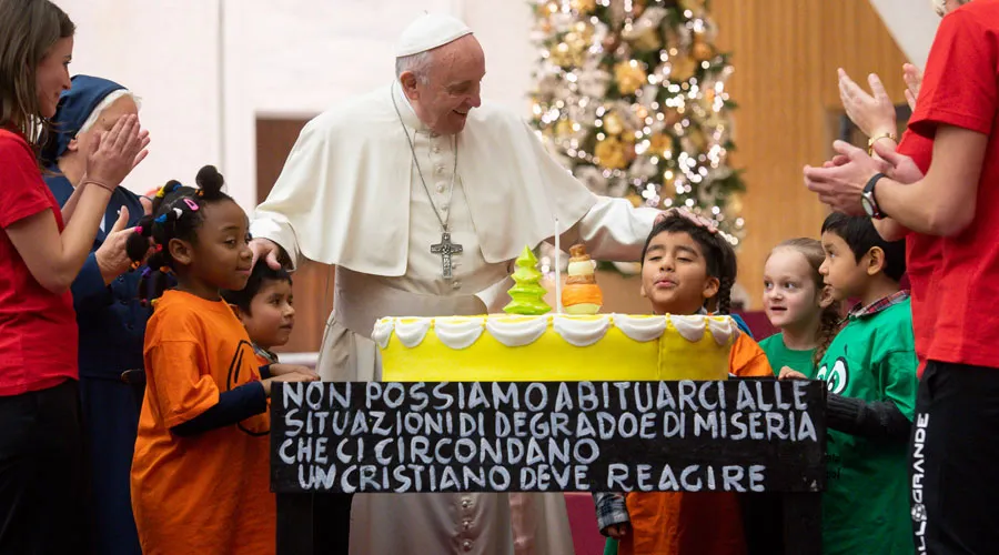 El Papa Francisco con los niños del Dispensario Santa Marta celebrando su cumpleaños en el Aula Pablo VI. Foto: Vatican Media?w=200&h=150