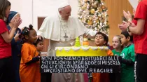 El Papa Francisco con los niños del Dispensario Santa Marta celebrando su cumpleaños en el Aula Pablo VI. Foto: Vatican Media