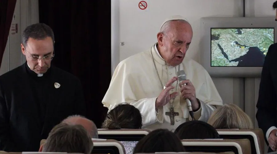 Papa Francisco en el avión de regreso a Roma. Foto: Edward Pentin / ACI Prensa