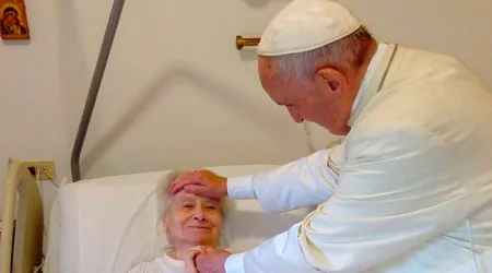 Visita sorpresa del Papa a religiosa enferma que sirvió por años en Santa Marta