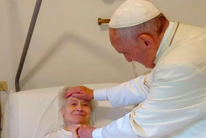 Visita sorpresa del Papa a religiosa enferma que sirvió por años en Santa Marta