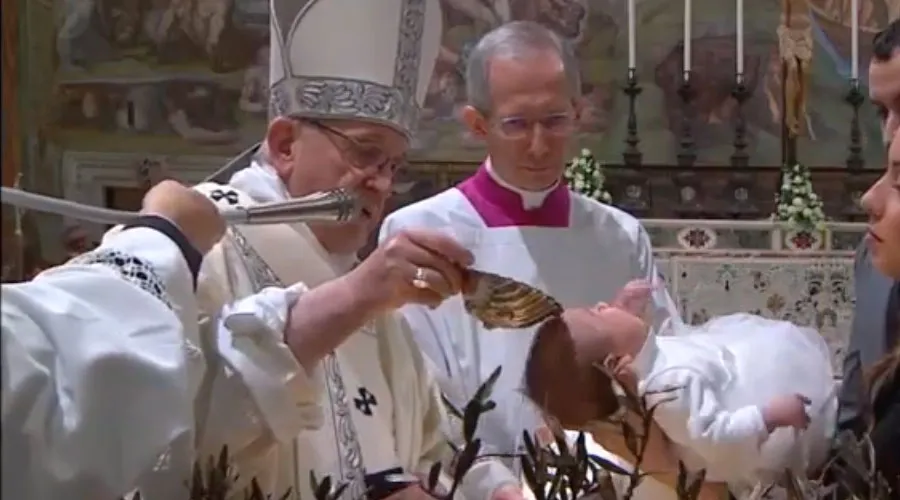 El Papa Francisco bautiza a uno de los 27 niÃ±os a quienes administrÃ³ el sacramento en la Misa de hoy en la Capilla Sixtina. Captura Youtube