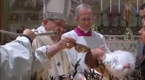 El Papa Francisco bautiza a uno de los 27 niños a quienes administró el sacramento en la Misa de hoy en la Capilla Sixtina. Captura Youtube