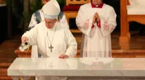 El Papa Francisco unge el altar con el Santo Crisma - Foto: JMJ / Lázaro Gutiérrez