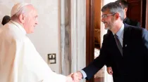 El Papa Francisco saluda al superior general del Sodalicio, José David Correa. Crédito: Sodalicio.org