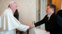 Papa Francisco recibiendo al entonces nuevo embajador de Bolivia, Julio César Caballero en el 2016. Crédito: Vatican Media