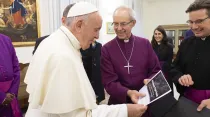El Papa Francisco y el arzobispo anglicano Justin Welby en el Vaticano. Crédito: Vatican Media
