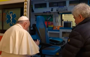 El Papa Francisco bendice la ambulancia que donu00f3 para Ucrania. Cru00e9dito: Vatican News 