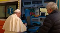El Papa Francisco bendice la ambulancia que donó para Ucrania. Crédito: Vatican News