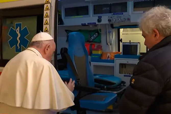 VIDEO: El Papa Francisco dona y bendice ambulancia para Ucrania