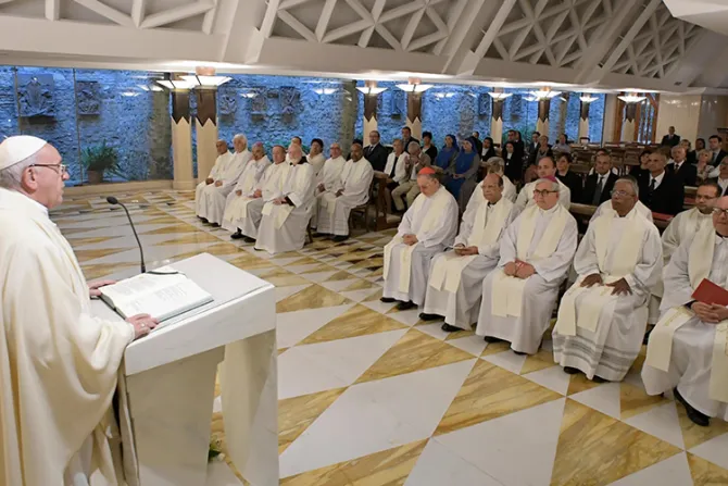 El Papa advierte contra una doble vida que lleva a no anunciar bien el Evangelio