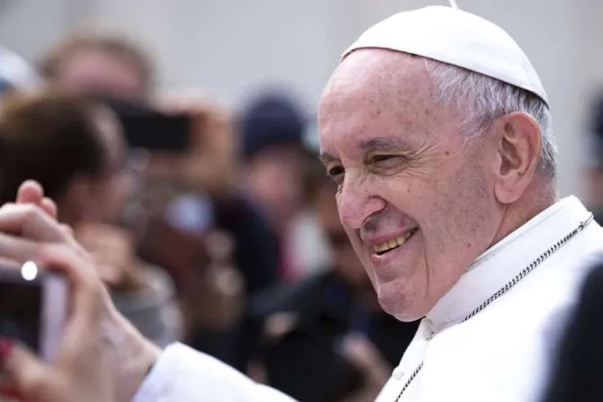 Por fiesta de San Jorge, el Papa regala huevo gigante de chocolate a comedor de Cáritas