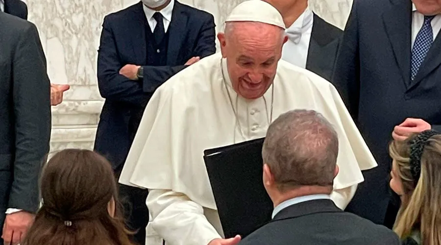 El Papa Francisco recibe el manifiesto contra el polémico Camino Sinodal de la Iglesia Católica en Alemania. Crédito: Facebook Neuer Anfang