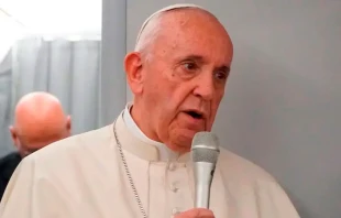 Papa Francisco en el aviu00f3n papal. Cru00e9dito: Mercedes de la Torre / ACI Prensa 