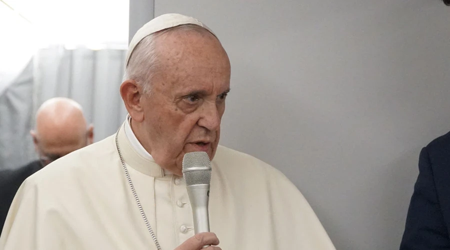 El Papa Francisco en el vuelo de Panamá a Roma. Foto: Mercedes de la Torre / ACI Prensa?w=200&h=150