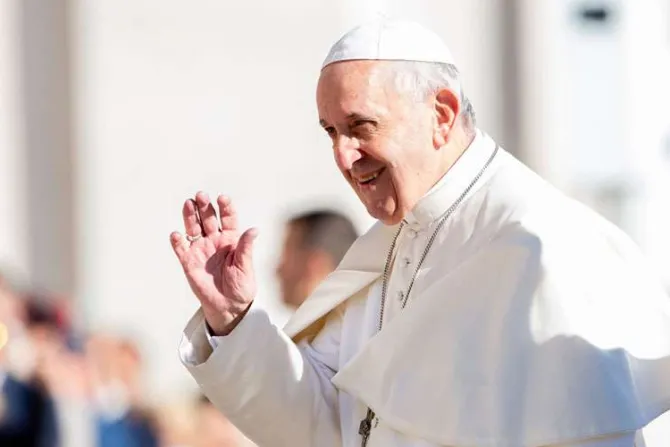 Religiosas confeccionan estas vestimentas litúrgicas para el Papa Francisco
