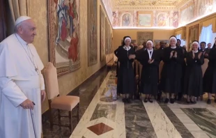 El Papa Francisco y un grupo de religiosas en la audiencia con la comunidad del Pontificio Colegio Nepomuceno 