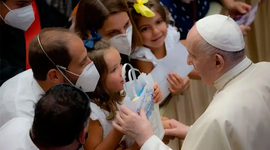 El Papa Francisco saluda a una familia en una audiencia general en el Vaticano. Crédito: Daniel Ibáñez / ACI Prensa