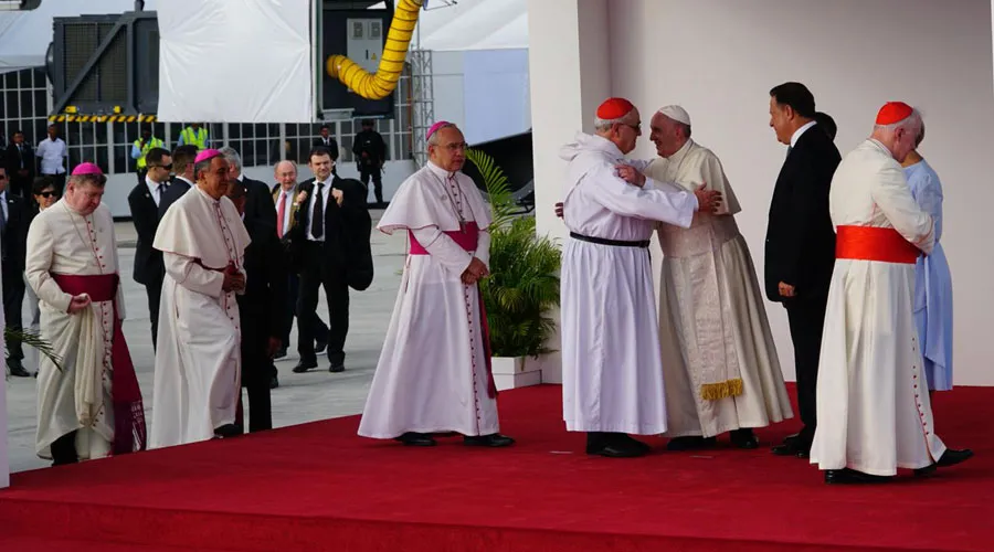 El Papa Francisco saluda a los obispos de Panamá en el aeropuerto de Tocumen. Foto: Mercedes de la Torre / ACI Prensa?w=200&h=150