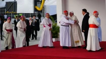 El Papa Francisco saluda a los obispos de Panamu00e1 en el aeropuerto de Tocumen. Foto: Mercedes de la Torre / ACI Prensa