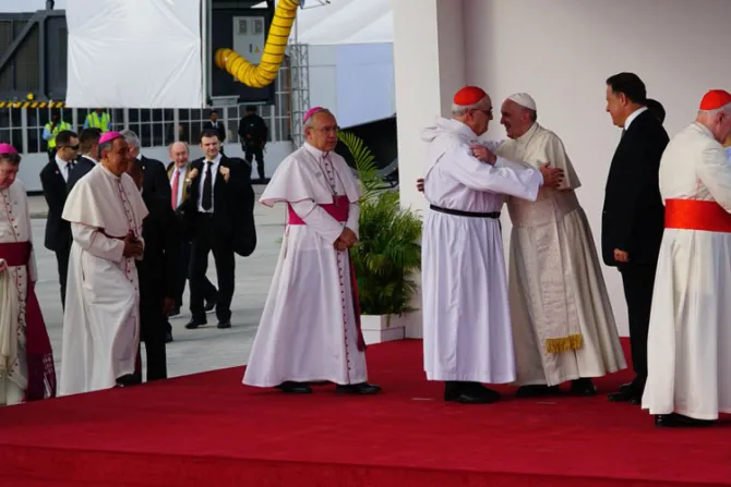 ¿Por qué los obispos que recibieron al Papa Francisco estaban vestidos de blanco?