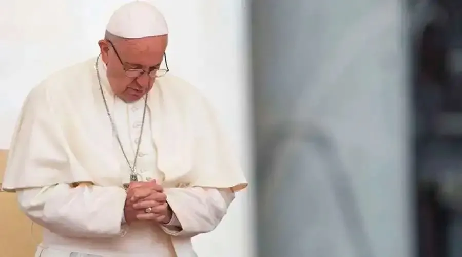 Papa Francisco rezando. Foto: Daniel Ibañez/ ACI Prensa