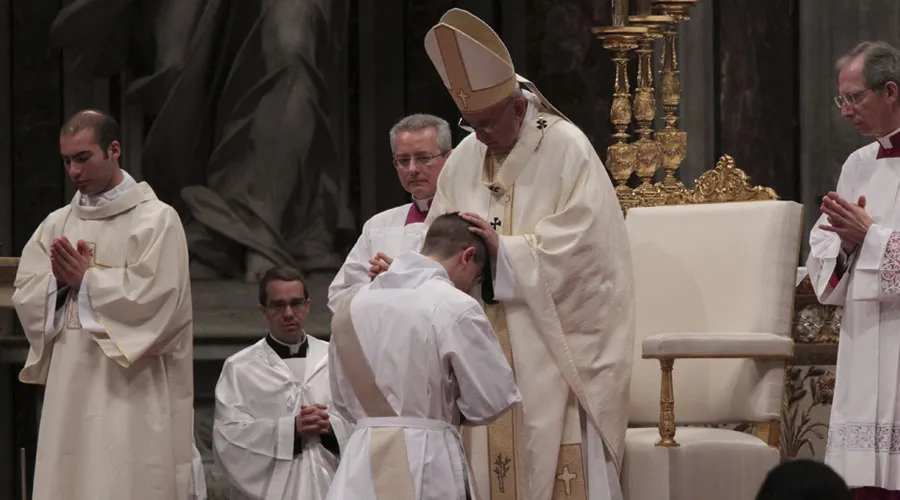 El Papa Francisco preside una ordenación sacerdotal en la Basílica de San Pedro. Foto: Alexey Gotovsky / ACI Prensa
