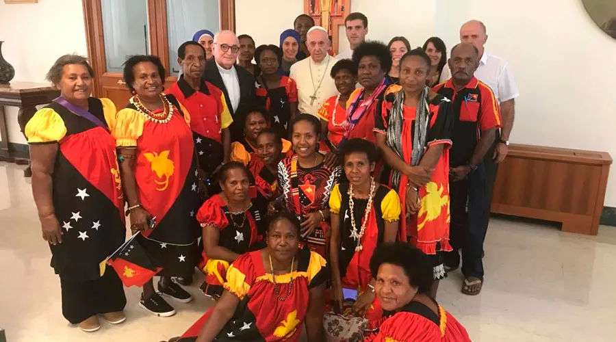 El Papa Francisco y los peregrinos de Papúa Nueva Guinea. Crédito: Vatican Media?w=200&h=150