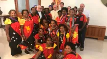 El Papa Francisco y los peregrinos de Papúa Nueva Guinea. Crédito: Vatican Media