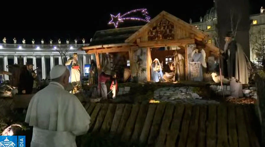 El Papa Francisco reza ante el Pesebre de la Plaza de San Pedro. Crédito: Youtube?w=200&h=150