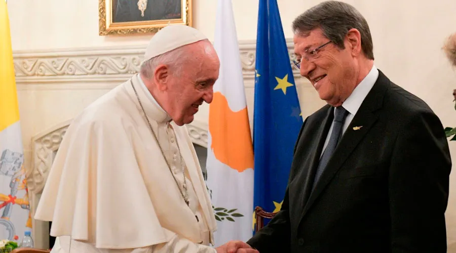 El Papa Francisco y el presidente de Chipre en el palacio presidencial de Nicosia. Crédito: Vatican Media / Grupo ACI