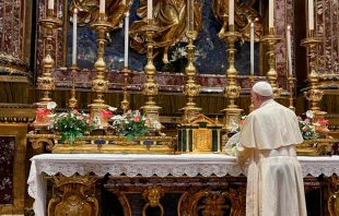 El Papa Francisco reza en la Basu00edlica Santa Maru00eda la Mayor este viernes. Cru00e9dito: Sala Stampa Santa Sede. 