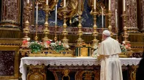 El Papa Francisco reza en la Basílica Santa María la Mayor este viernes. Crédito: Sala Stampa Santa Sede.
