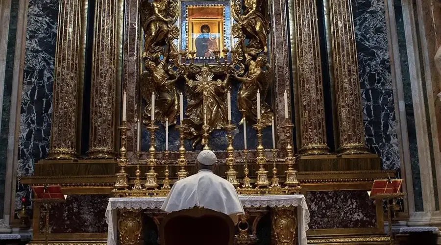 Papa Francisco ora en Santa María la Mayor antes de su viaje a Chipre y Grecia
