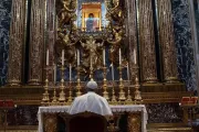 Papa Francisco ora en Santa María la Mayor antes de su viaje a Chipre y Grecia 