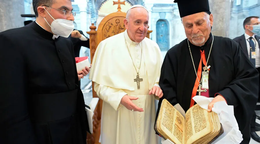 El Papa devuelve a cristianos de Irak un libro sagrado que “escapó” del odio de ISIS