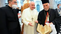 El Papa Francisco devuelve el libro sagrado "Sidra" a los cristianos de Qaraqosh en Irak. Crédito: Vatican Media