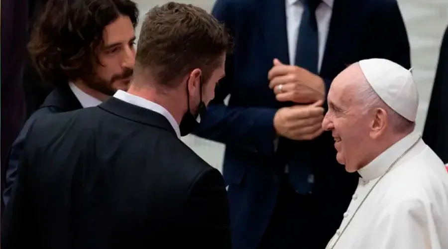El actor Jonathan Roumie (izquierda) y el director Dallas Jenkins (centro) se encuentran con el Papa Francisco. Crédito: Daniel Ibáñez (ACI)?w=200&h=150