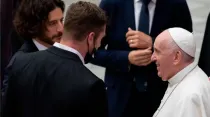 El actor Jonathan Roumie (izquierda) y el director Dallas Jenkins (centro) se encuentran con el Papa Francisco. Crédito: Daniel Ibáñez (ACI)