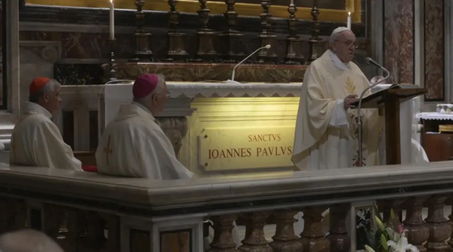 Papa Francisco durante la misa por el centenario del nacimiento de San Juan Pablo II. Crédito: Vatican Media. ?w=200&h=150