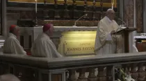 Papa Francisco durante la misa por el centenario del nacimiento de San Juan Pablo II. Crédito: Vatican Media. 